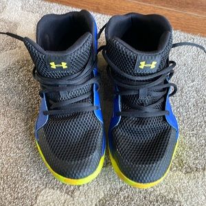 Under Armour kids basketball shoes. Yellow and blue color. Size 6.5